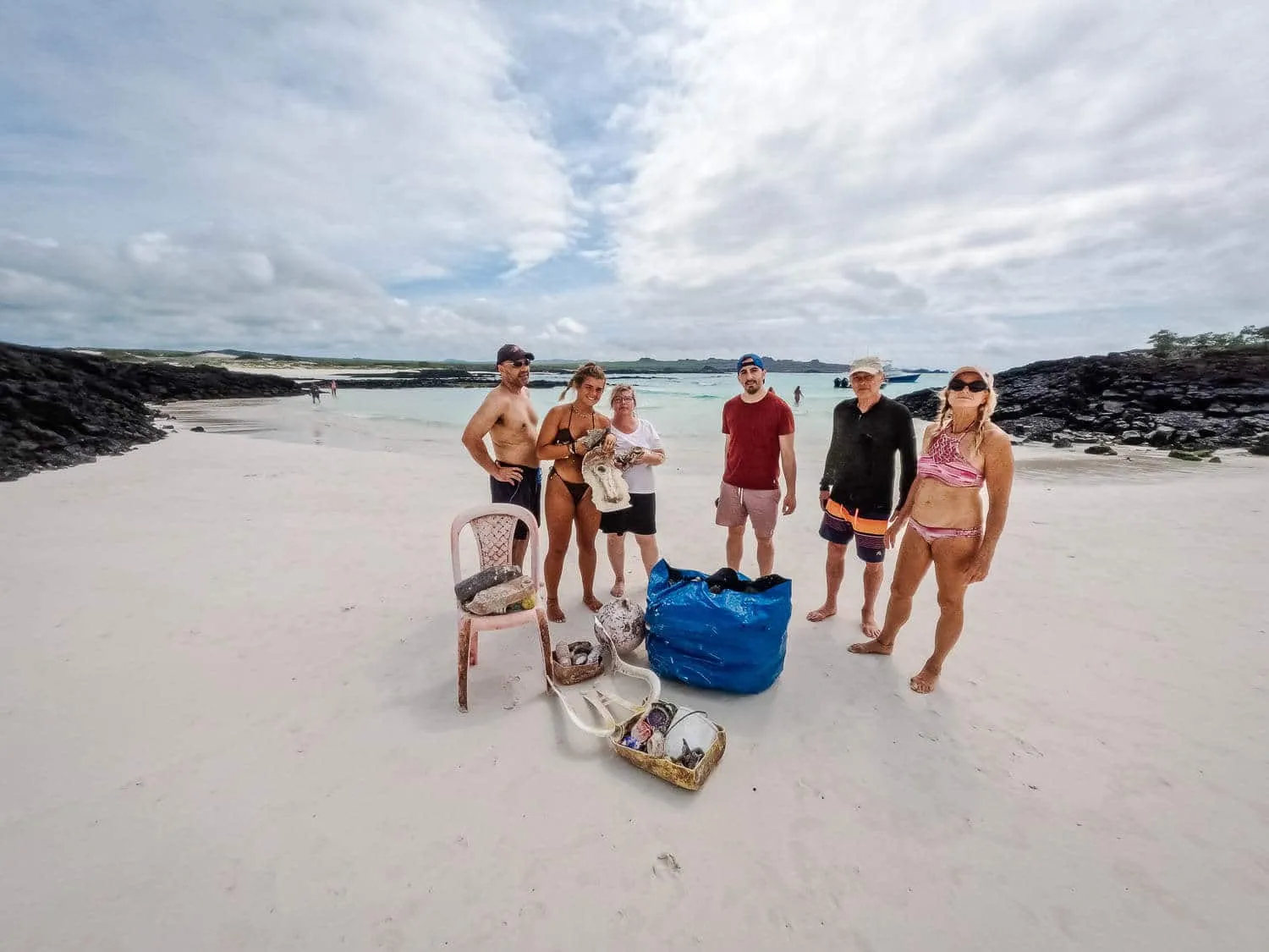 The group after picking up the garbage on the Bahia Rosa Blanca beach in San Cristobal - Responsible Tourism in Galapagos