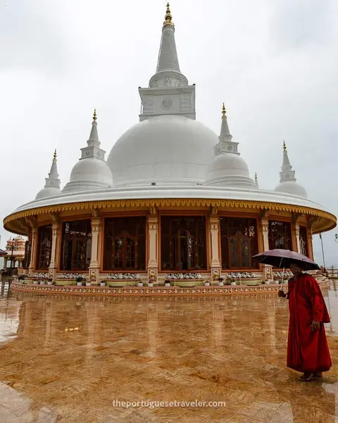 Mahamevnawa Buddhist Monastery, in Bandarawela (Sri Lanka)