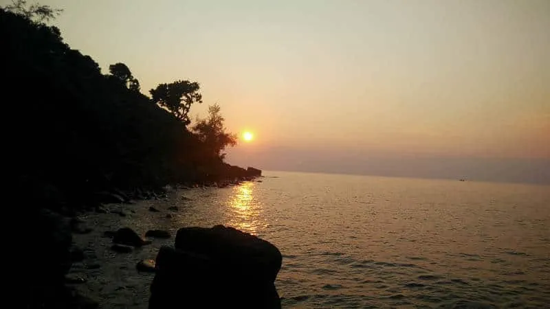 Sunset at Dragonfly's bar in Samloem