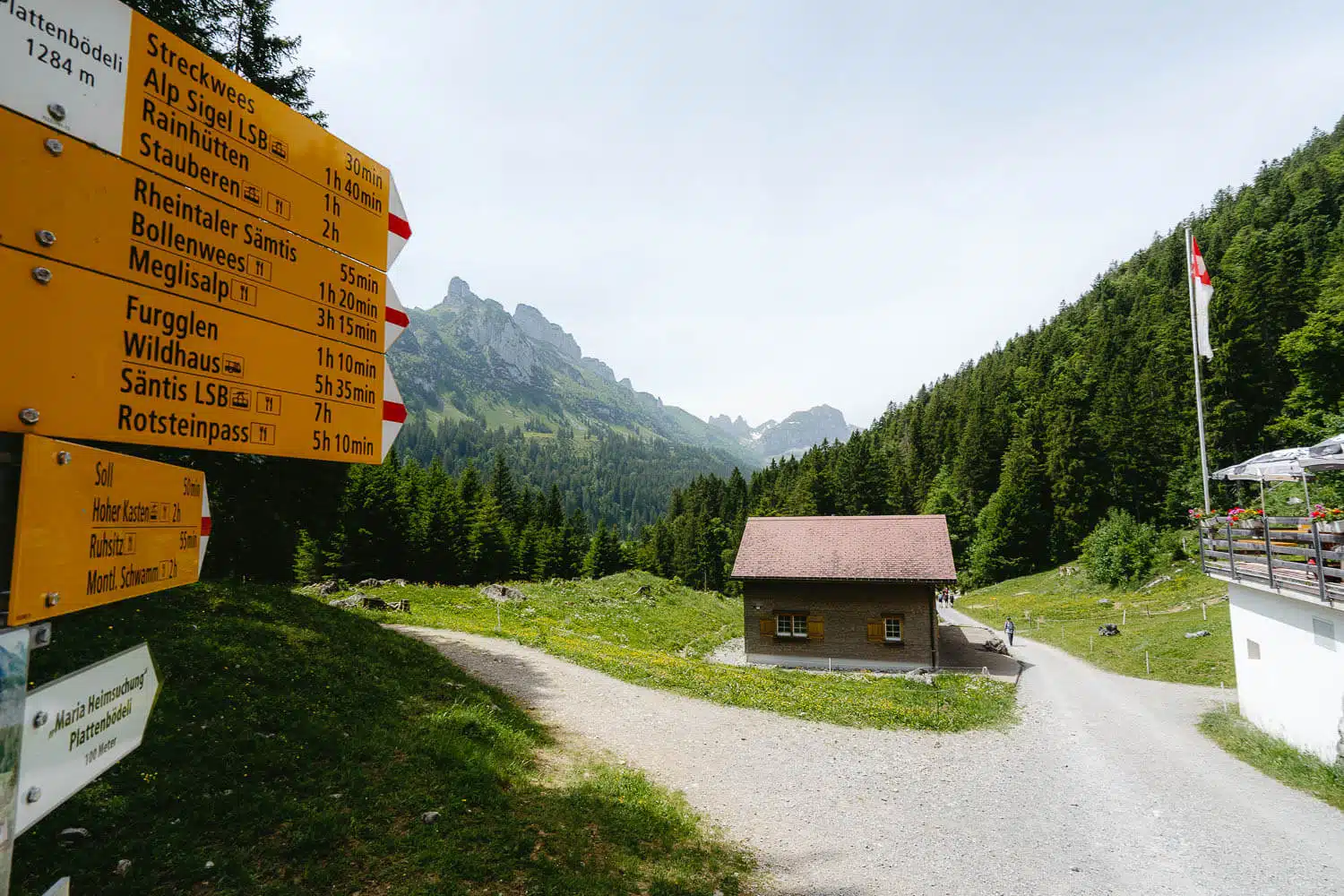 Plattenbödeli Guest House Signs