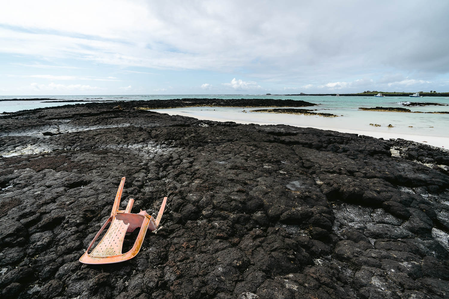 A plastic chair on the Bahia Rosa Blanca beach on the 360 tour in San Cristobal