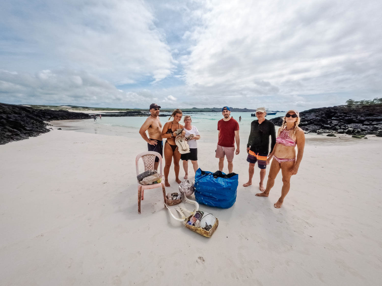 The group after picking up the garbage on the Bahia Rosa Blanca beach in San Cristobal