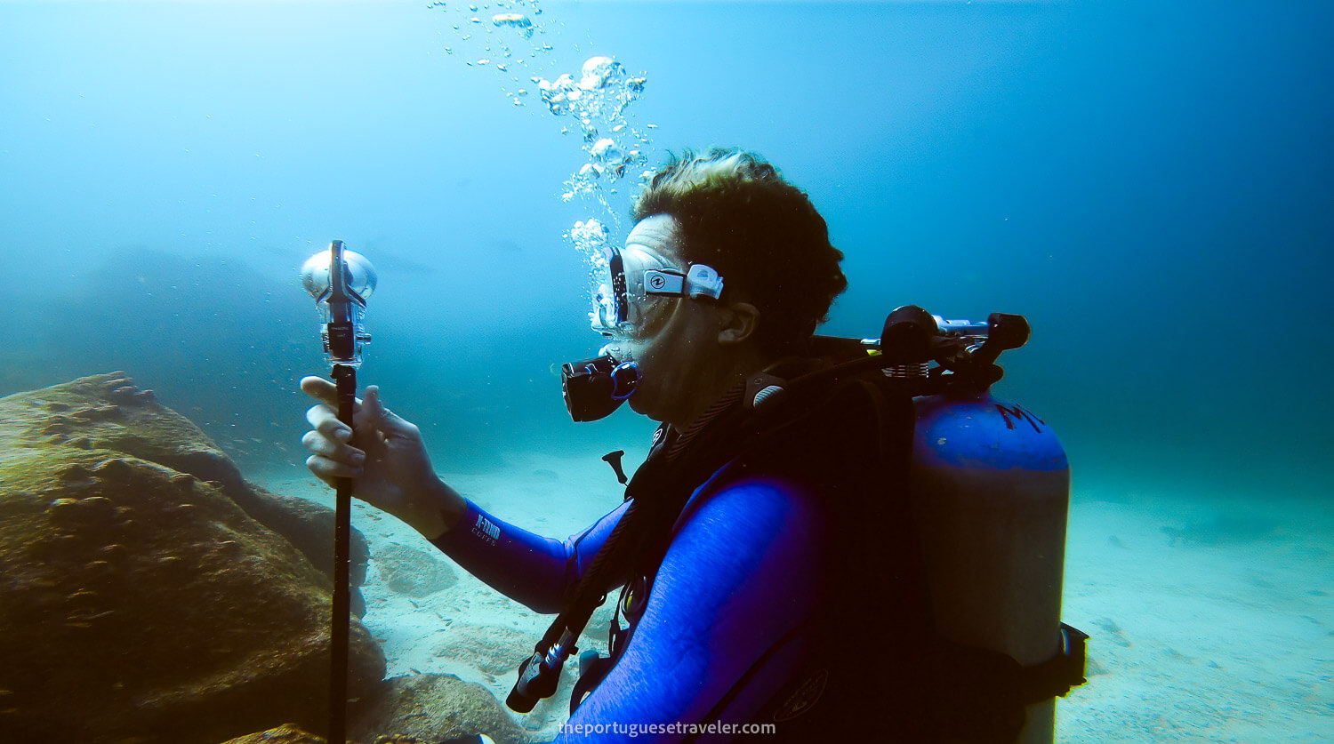 My buddy trying out is Insta360 diving case while diving in Mosquera