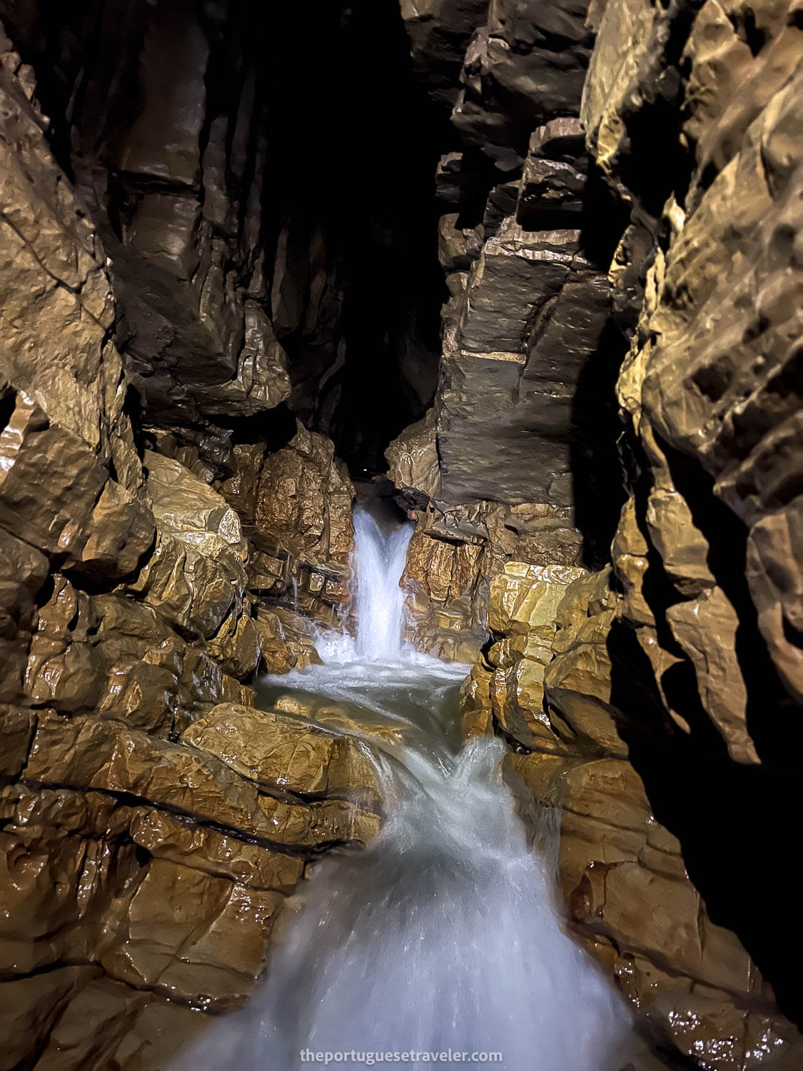 The waterfalls inside Cueva de Los Tayos