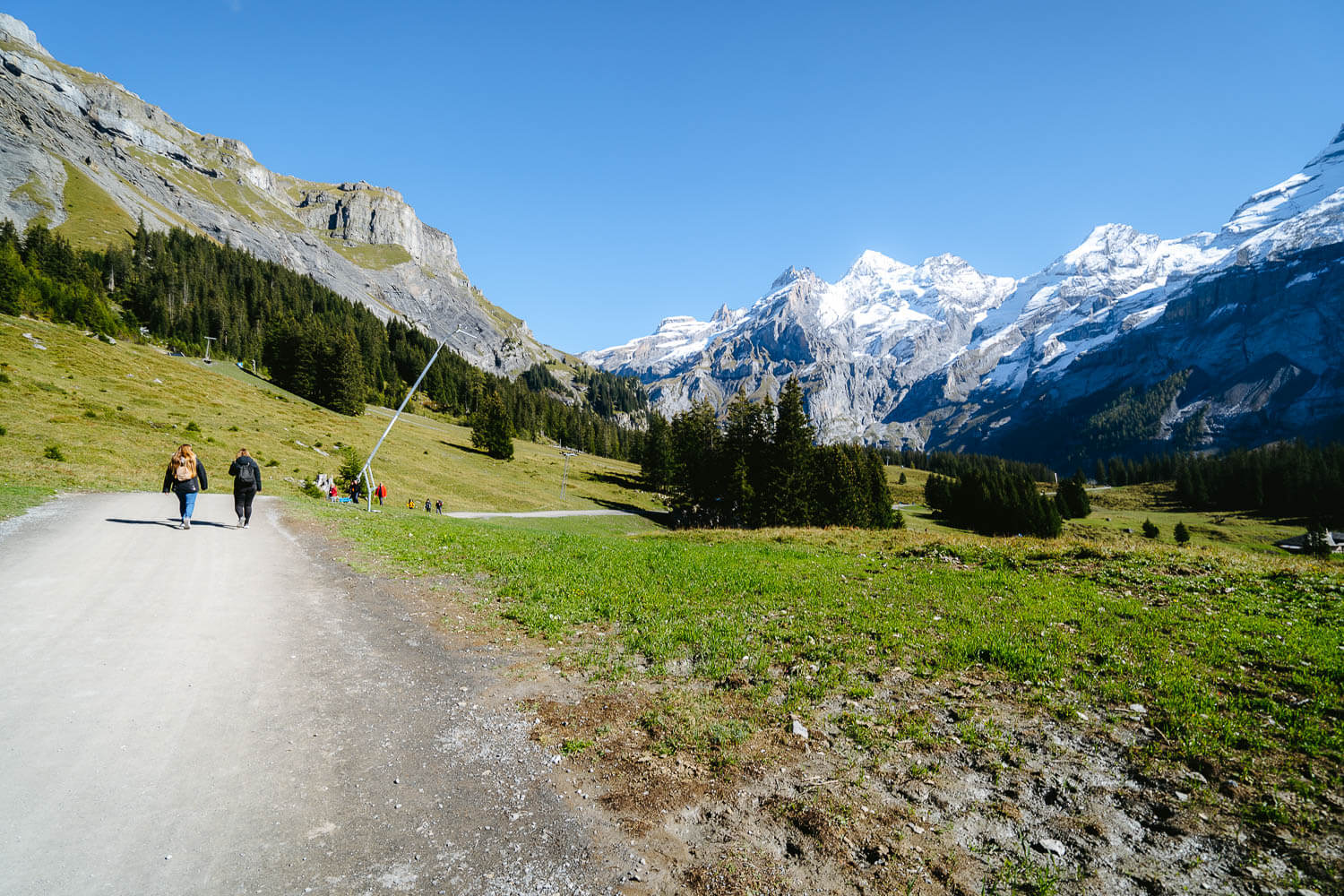 The hiking trail right after arriving at the Oeschinensee cable car station