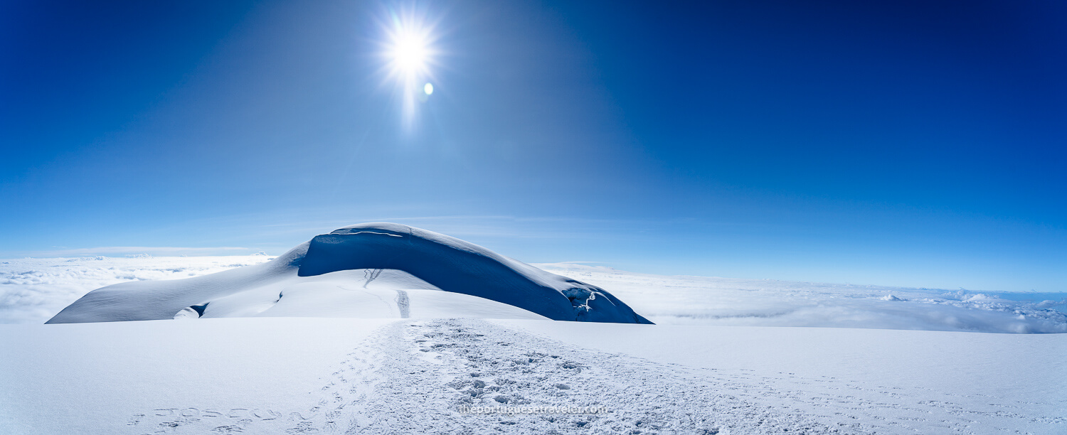 A panorama of the Whymper summit seen from the Veintimilla summit