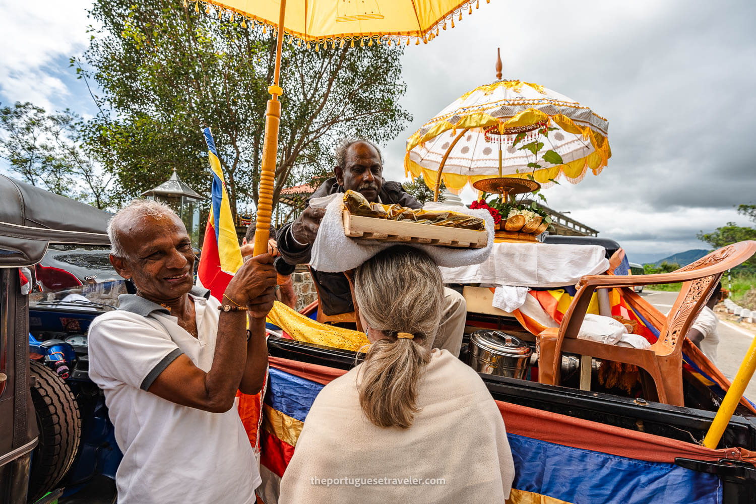 Mónica asking for a wish at the buddhist ceremony in Ella, Sri Lanka