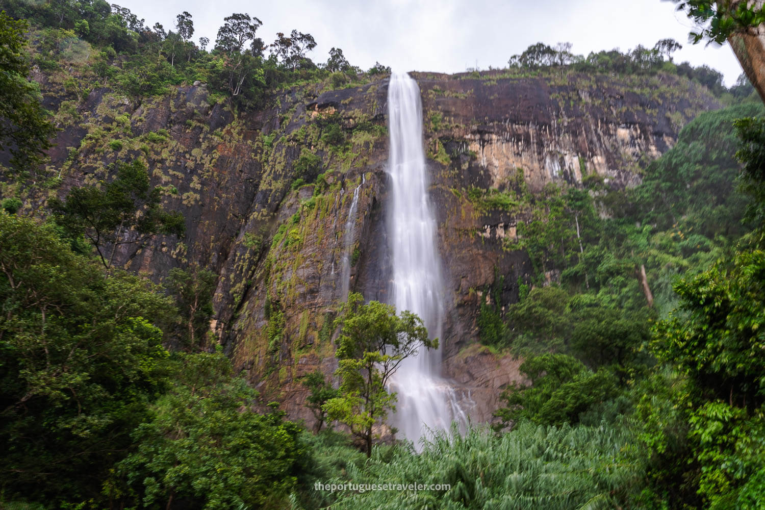 The Diyaluma Falls Waterfall next to Ella, Sri Lanka