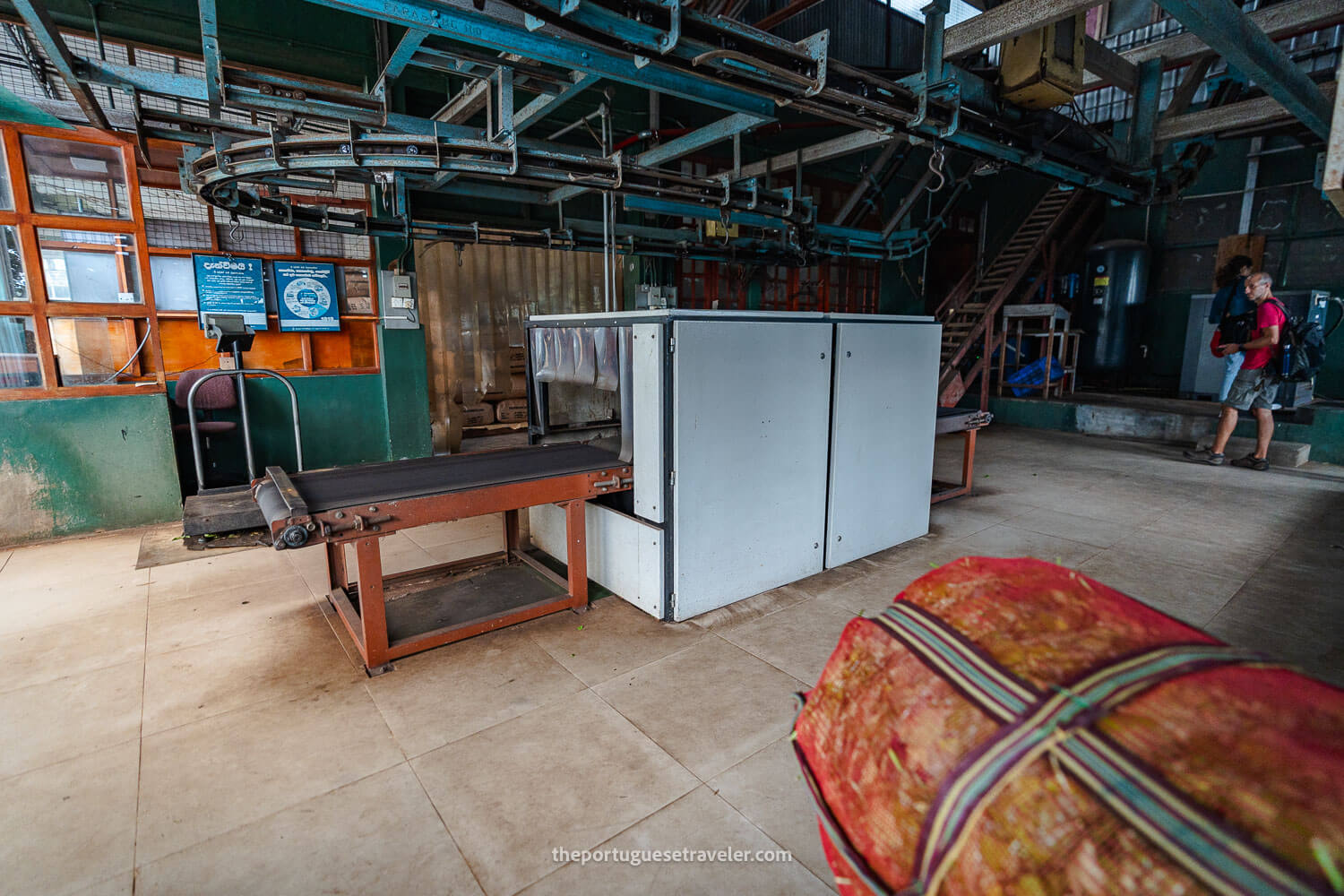 The entrance room where the tea leaves are weighed