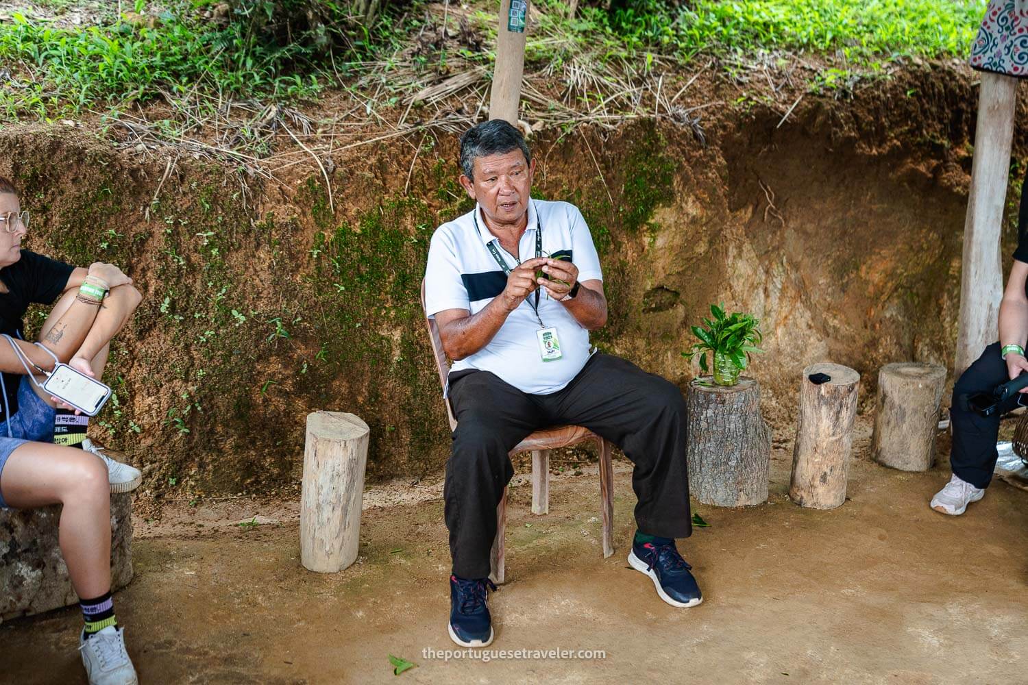 Our guide explaining us the tea leaves selection leaf by leaf