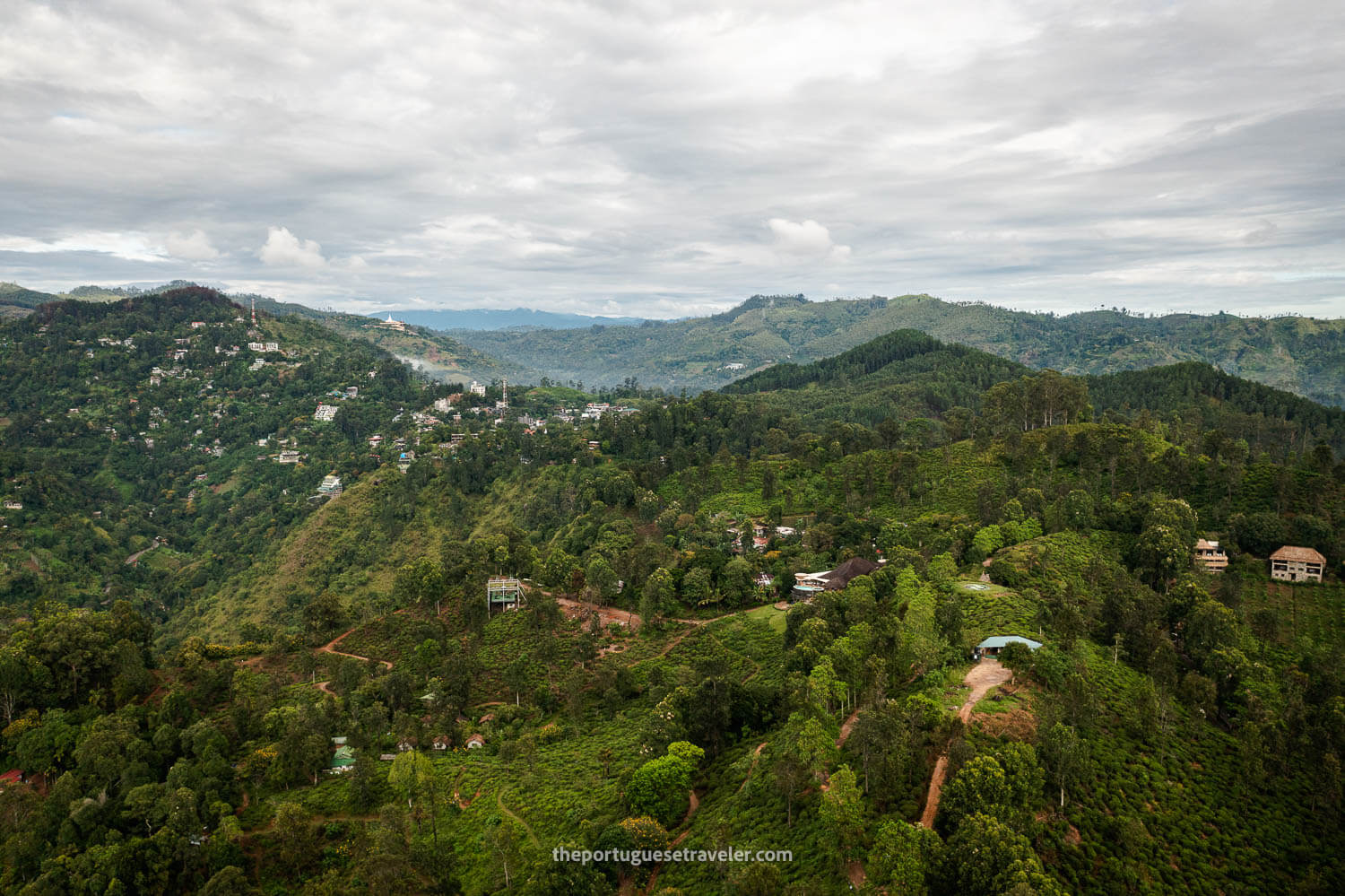 The view to Ella, in the background the Mahamevnawa Buddhist Monastery