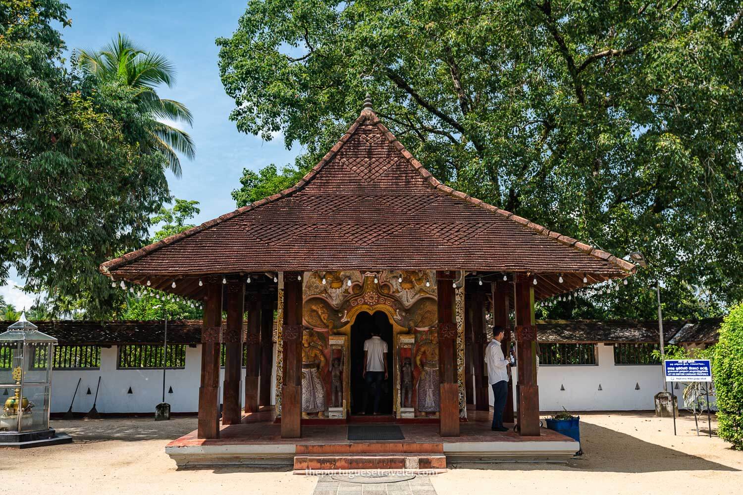 A smaller temple inside the Maha Saman Dewalaya