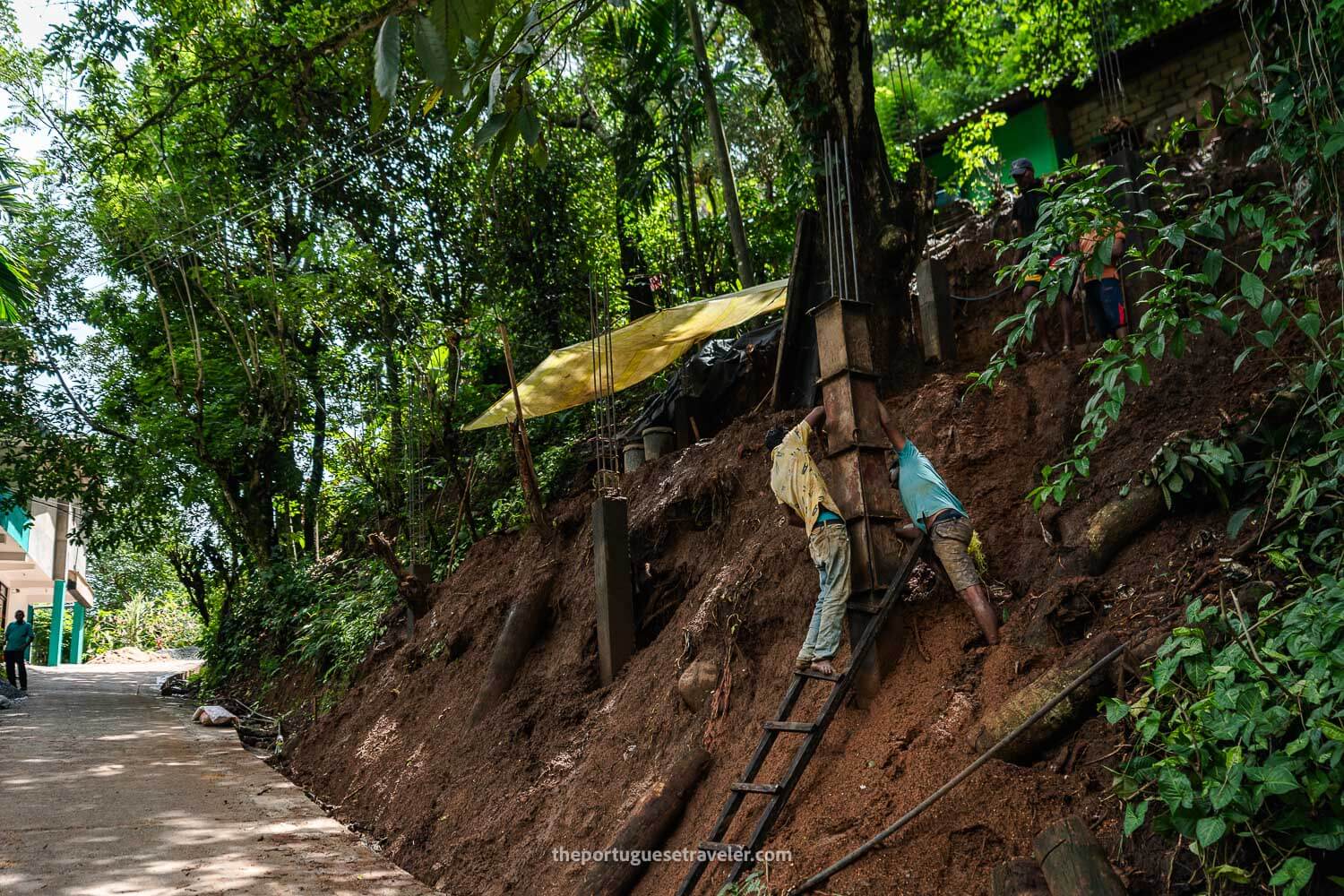 Building concrete pillars in Sri Lanka