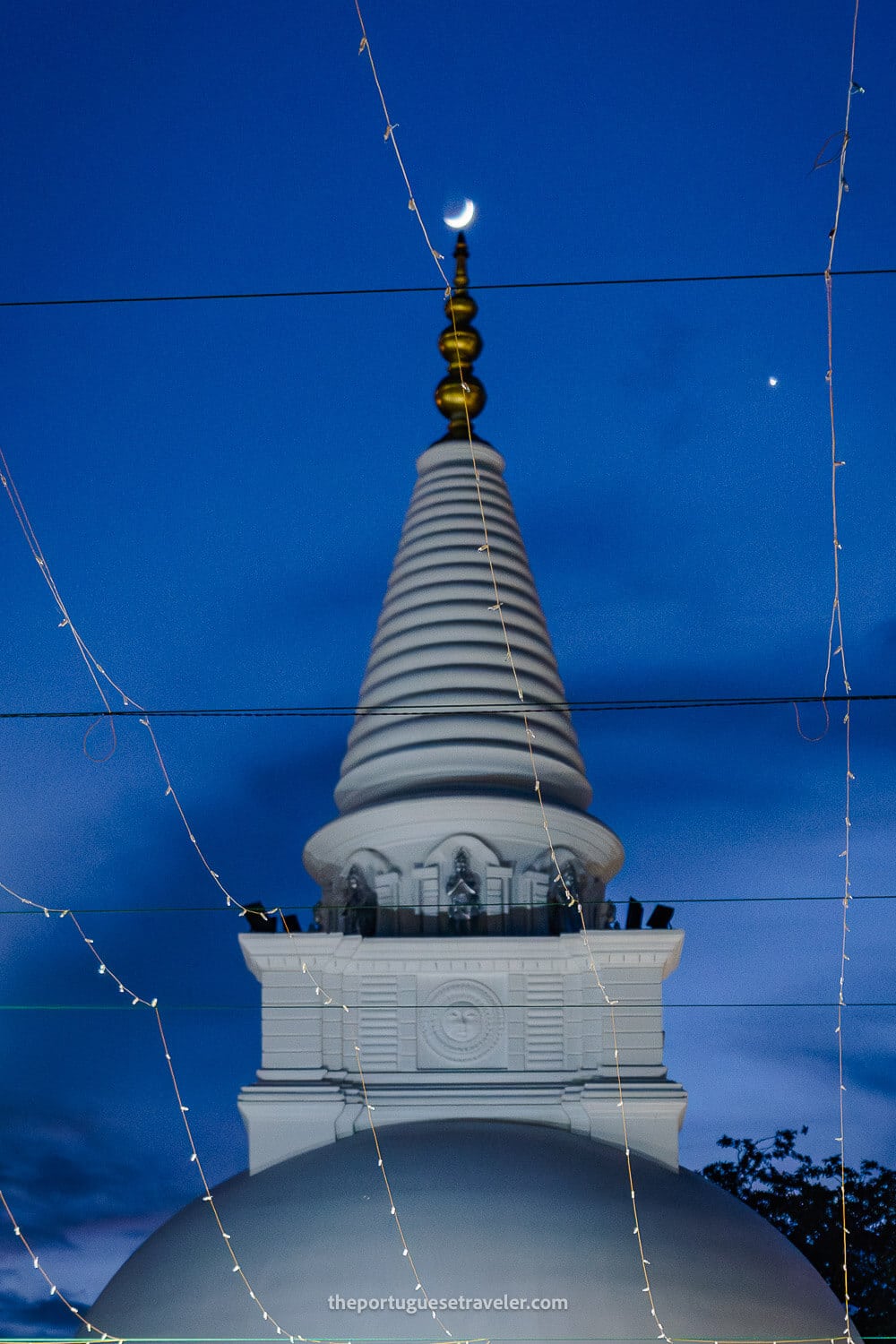 A Buddhist temple with the crescent moon at the Kataragama City