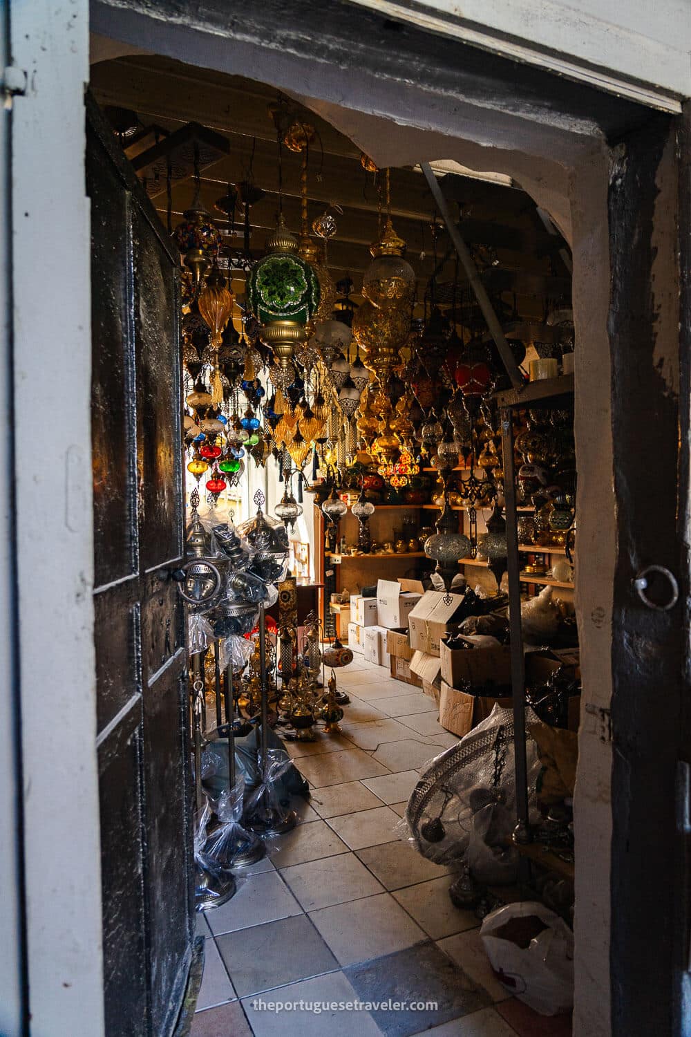 A lamp workshop inside the Büyuk Valide Han